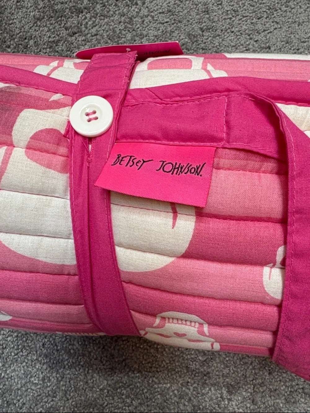 NWT Betsey Johnson Pink Skull Quilted Beach / Pool Mat with Pillow & Carry Strap